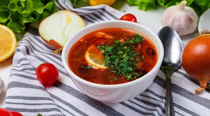 солянка зі свининою, куркою і ковбасою