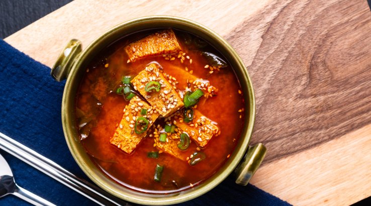 Томатний місо-суп з грибами й тофу