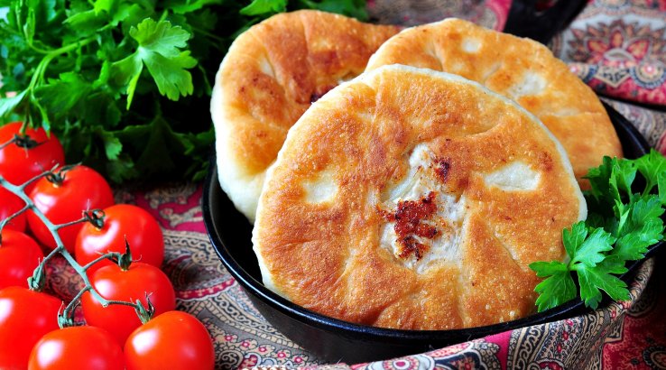 Смажені пиріжки з помідорами і сиром