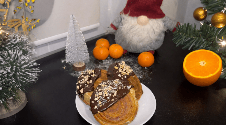 Булочки-равлики з мандаринами та кремом