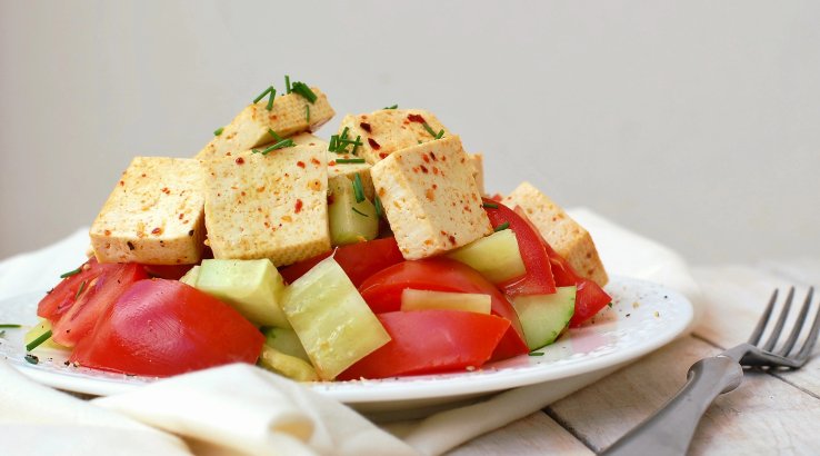 Салат з огірком, тофу й лимонною глазурʼю