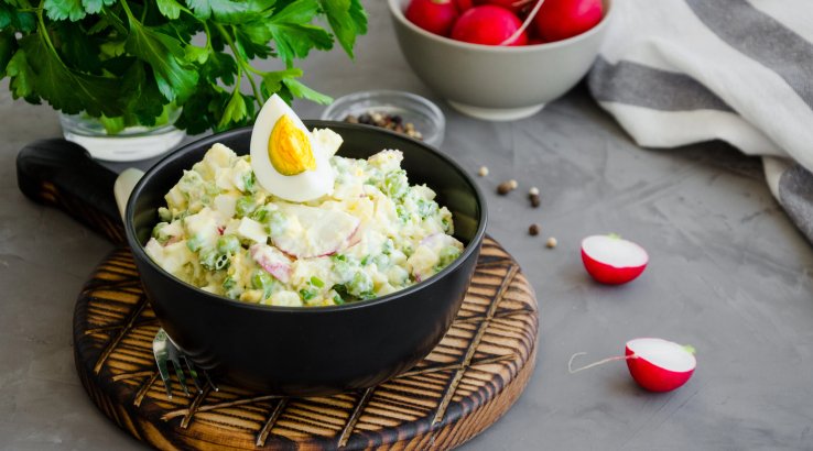 Салат с редиской и яйцом