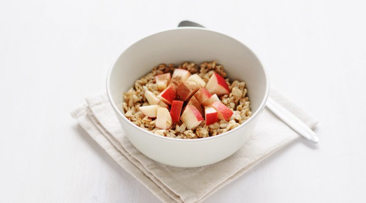 Гранола з вівсяних пластівців, яблук та кориці