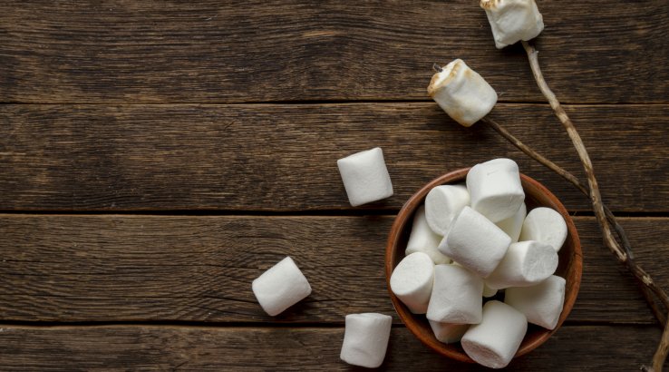 Домашній білий зефір на фоні дерев'яного столу