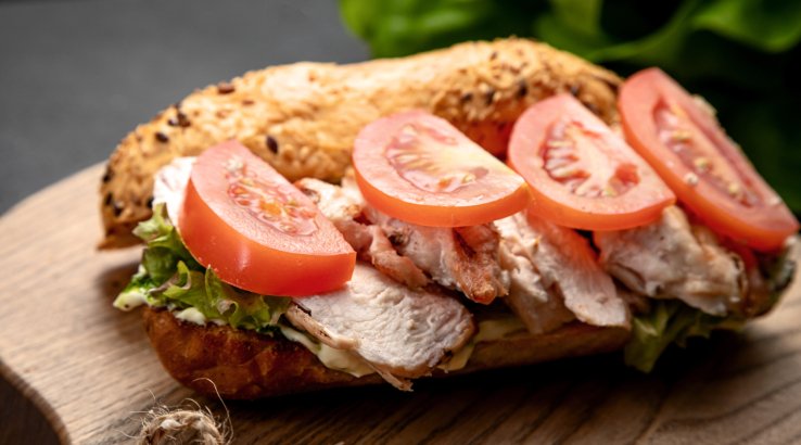 Сандвіч з індичкою та помідором