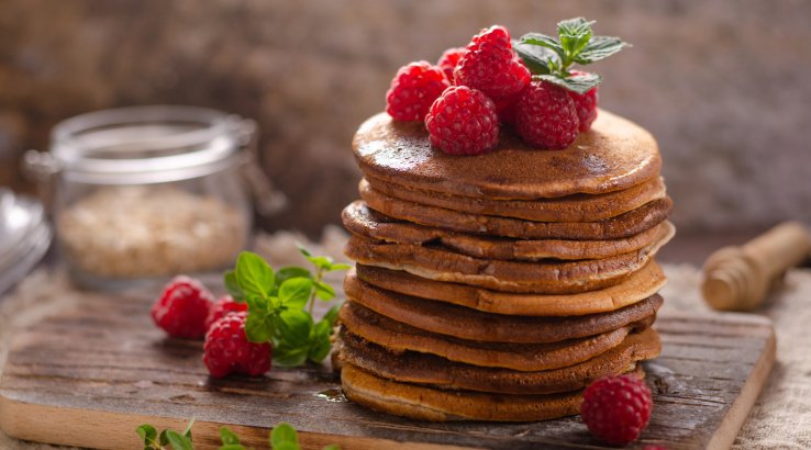 Вівсяні млинці з малиною та медом