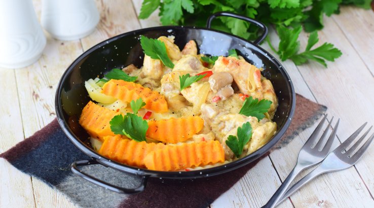 Запечений батат з куркою та овочами