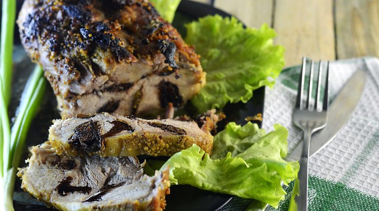 свинина з горіхами та чорносливом