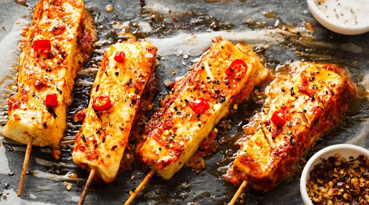 Шпажки з халумі, клементинами й чилі