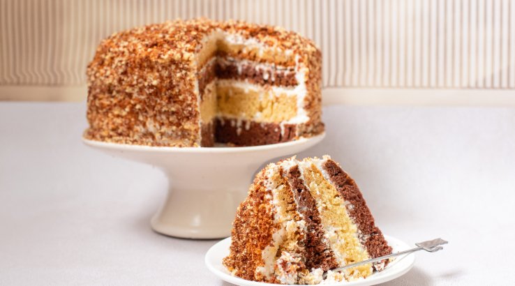 Класичний торт «Сметанник» з різними коржами