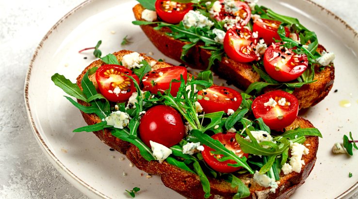 Брускети з сиром, чері й руколою