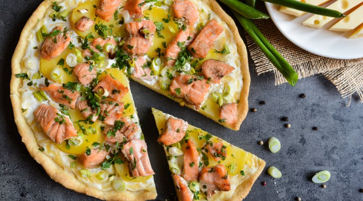 Пиріг з лососем, сиром та сметаною