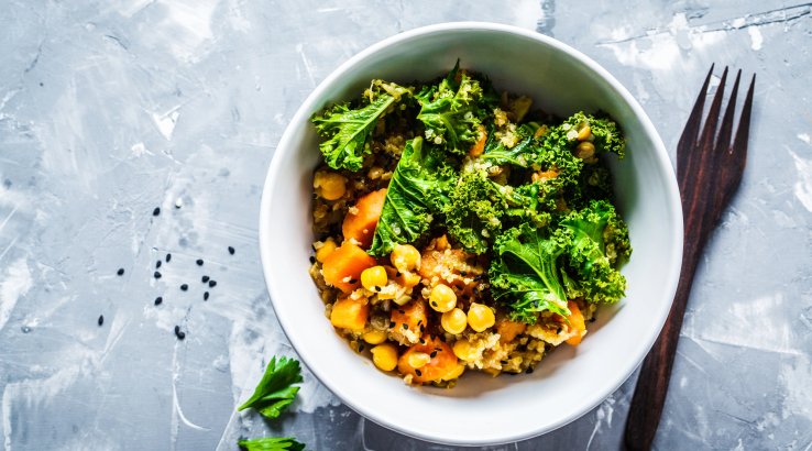 Салат з кіноа та печеними овочами