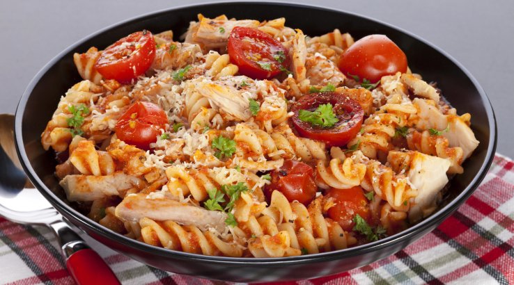 Паста з тунцем та томатами