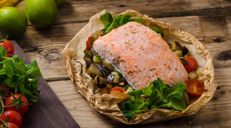 лосось у пергаменті з овочами