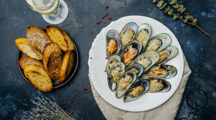 Запечені мідії під сиром