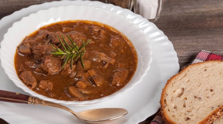 Гуляш зі свинини з печерицями