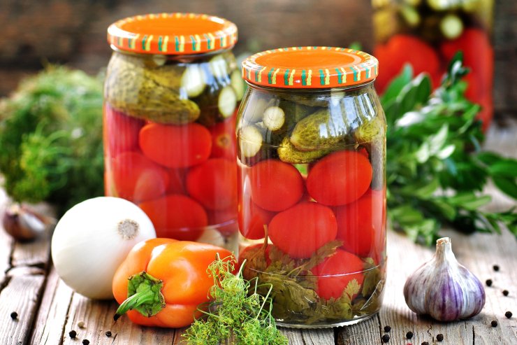 Огірки з помідорами: рецепти та технологія консервації в домашніх умовах