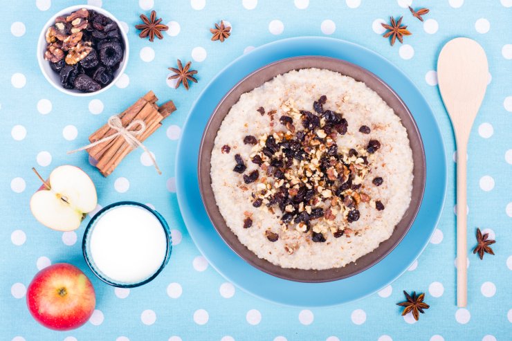 Ячна каша на молоці із сухофруктами й горіхами — сніданок для дітей ...