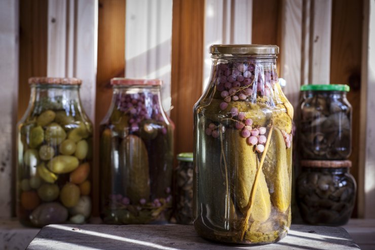 На столе стояли соленые огурцы резанная кусочками