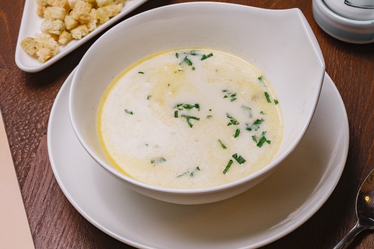 Італійський суп на бульйоні з незвичайною заправкою (відео). Читайте на UKR.NET