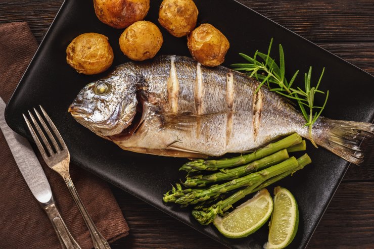 Дорадо в духовці: рецепт зі спаржею та вишуканим картопляним гарніром ...