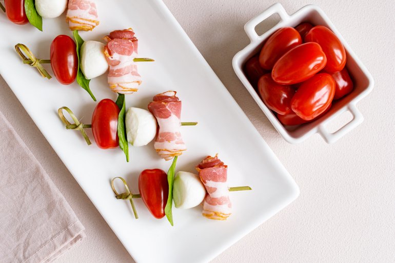 Шпажки з моцарелою, беконом і томатами