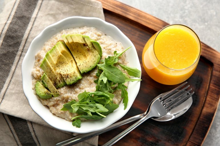 Вівсянку можна поєднати з овочами та зеленню. Фото: Depositphotos Вівсянку можна поєднати з овочами та зеленню. Фото: Depositphotos