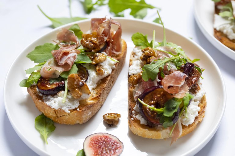 Брускети зі&nbsp;страчателою, прошуто та&nbsp;інжиром