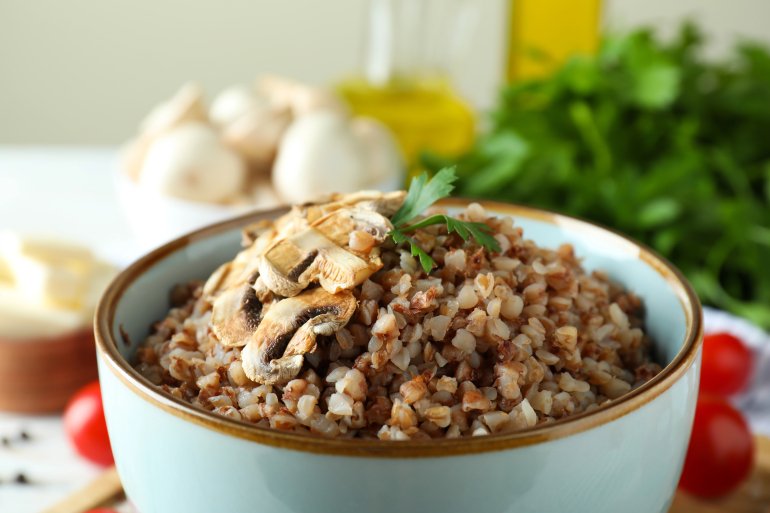 Печериці та&nbsp;цибуля роблять гречку більш насиченою