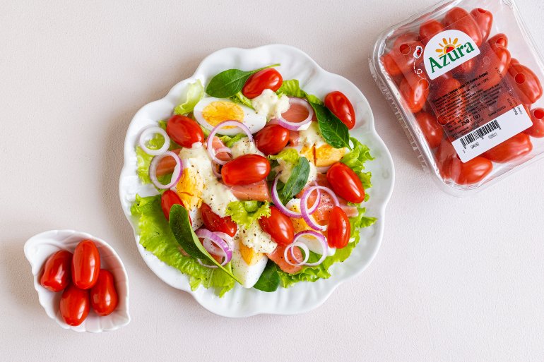 Салат із червоною рибою, яйцем і томатами