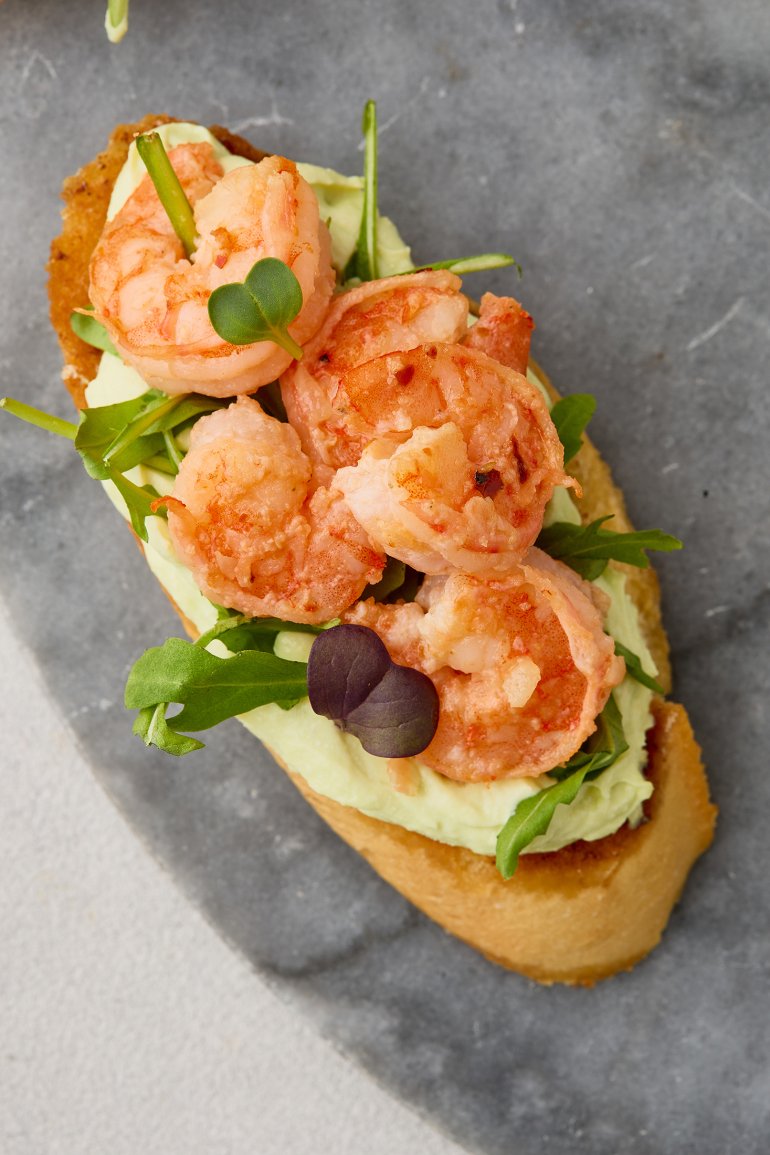Брускета з&nbsp;креветками та&nbsp;кремовою намазкою