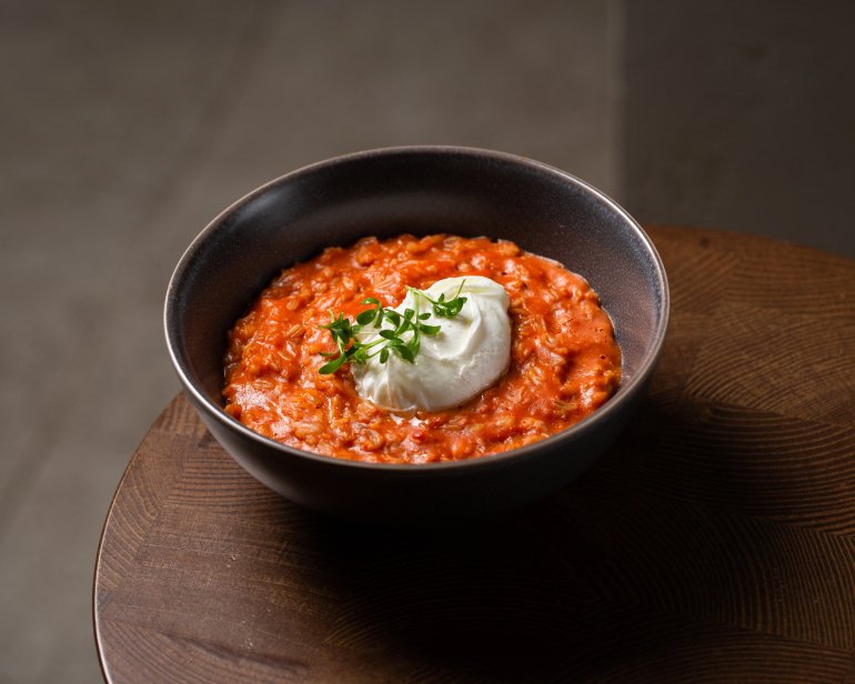 Томатна вівсянка з&nbsp;яйцем пашот