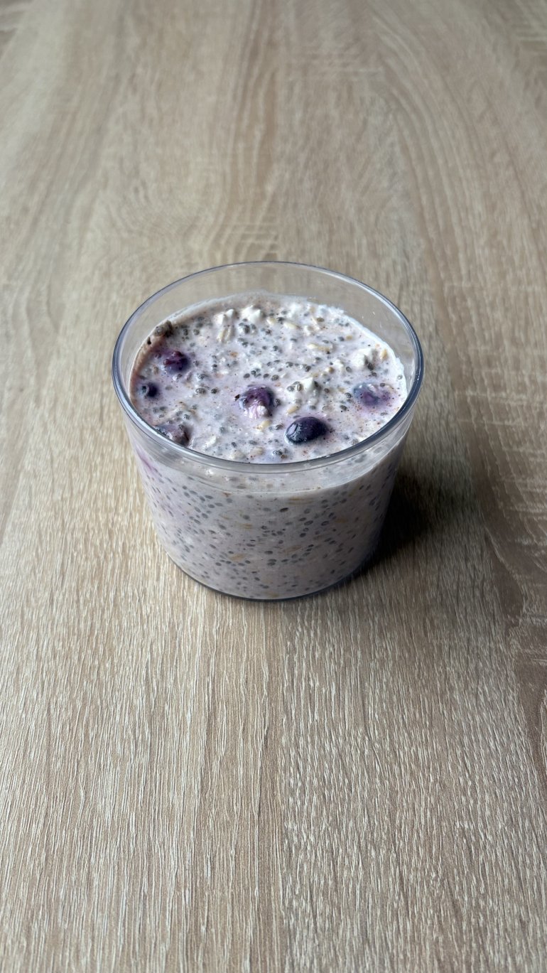 Йогурт із&nbsp;вівсянкою, чіа та&nbsp;фруктами