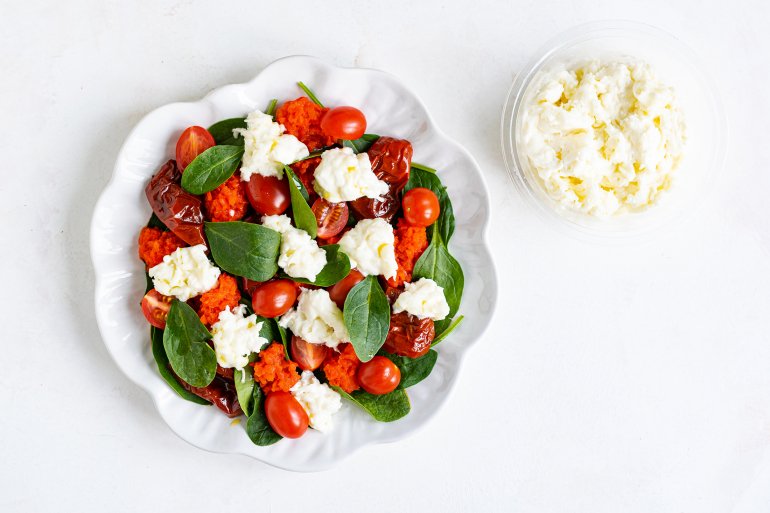 Салат зі&nbsp;страчателою, шпинатом і&nbsp;томатами
