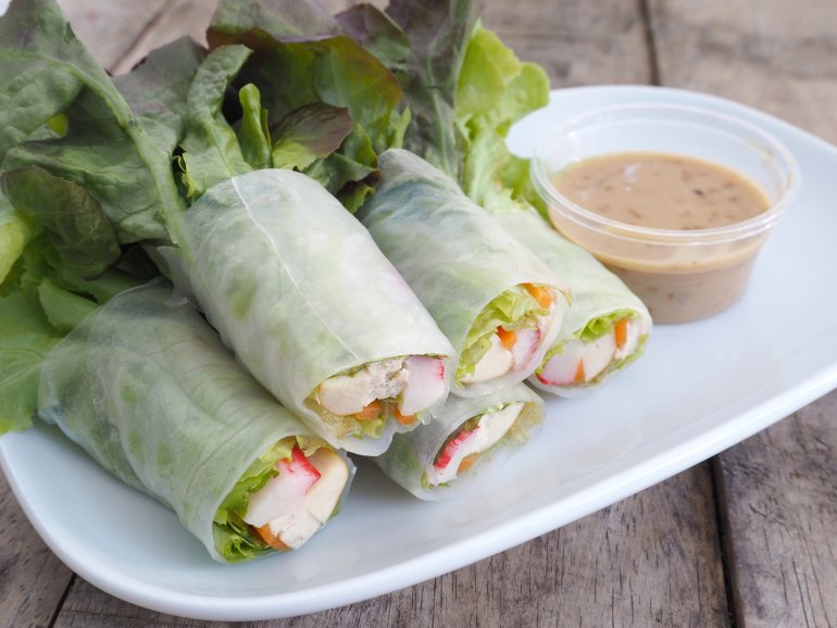 Спринг-роли з&nbsp;кунжутним соусом