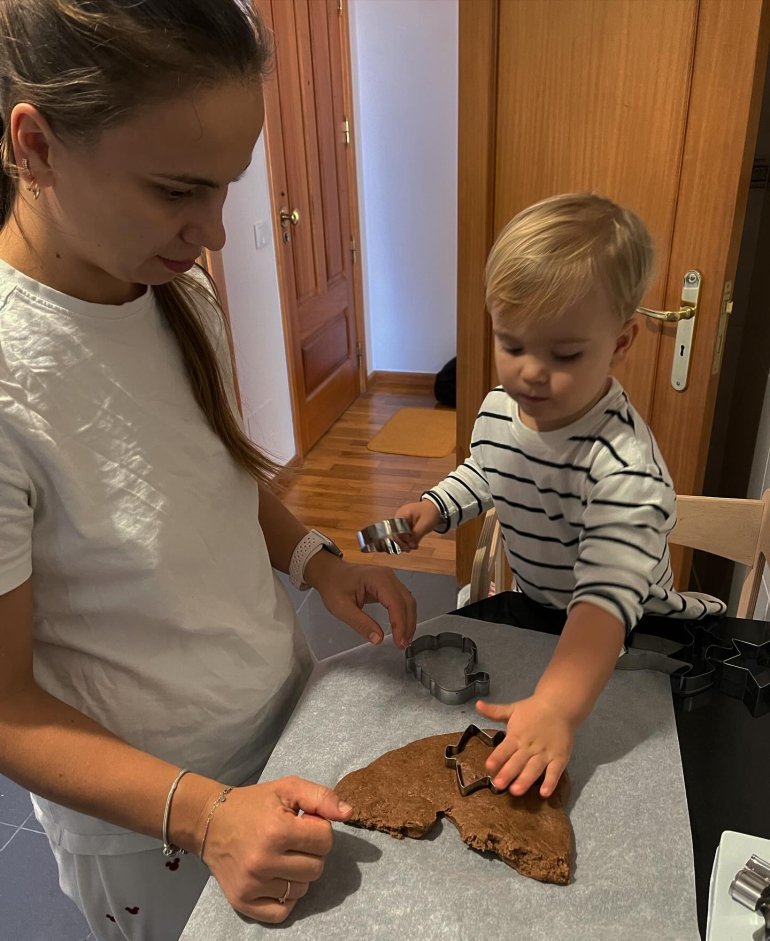 Валя з&nbsp;сином разом готують їсти