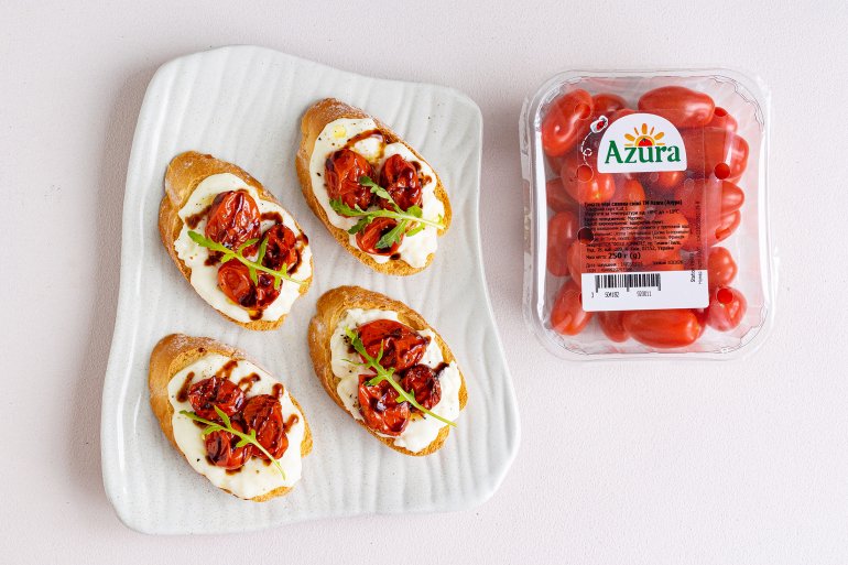 Брускети зі страчателою і томатами