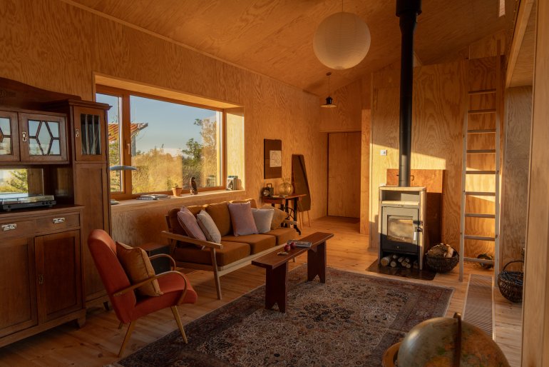 До&nbsp;будинків приїжджають люди, сміються та&nbsp;бігають діти