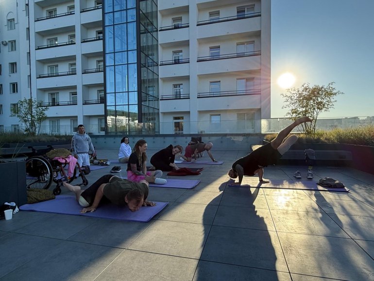 Станіслав викладає «сидячу» йогу