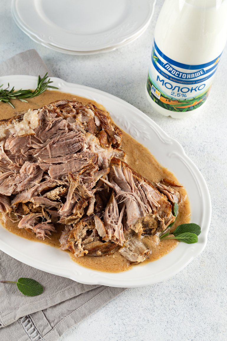Завдяки тушкуванню в молоці свинина буквально розпадається на волокна