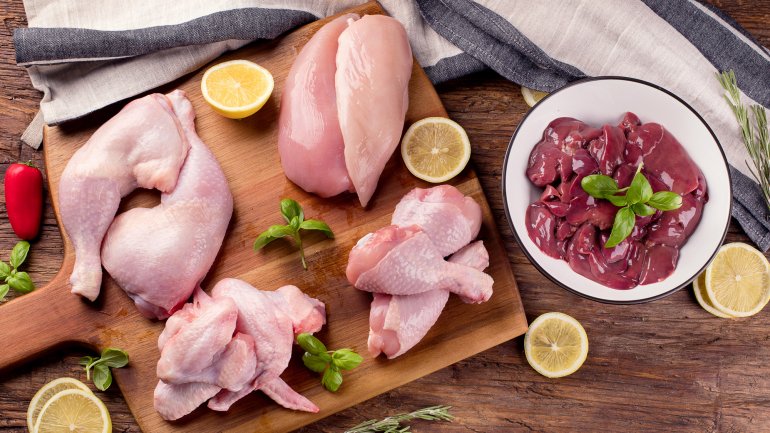 Свежая курятина имеет розовый оттенок