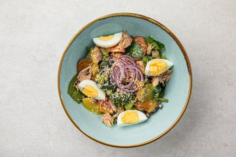 Салат з&nbsp;тунцем, заправлений соєвим соусом з&nbsp;цитрусовим смаком