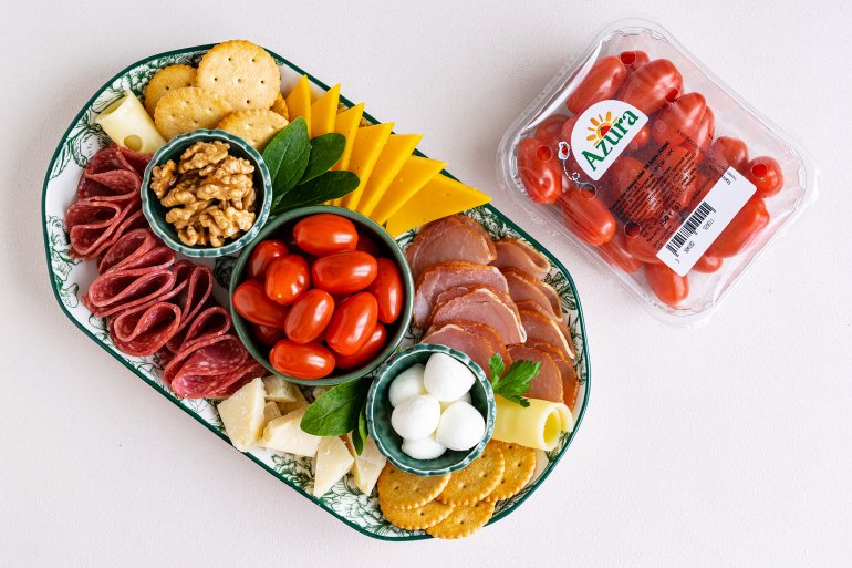 Сирно-м’ясна дошка з томатами