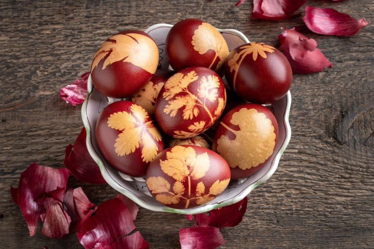 Крашанки, пофарбовані цибулею