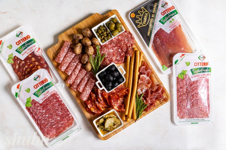 Мʼясна тарілка з&nbsp;маринованими овочами