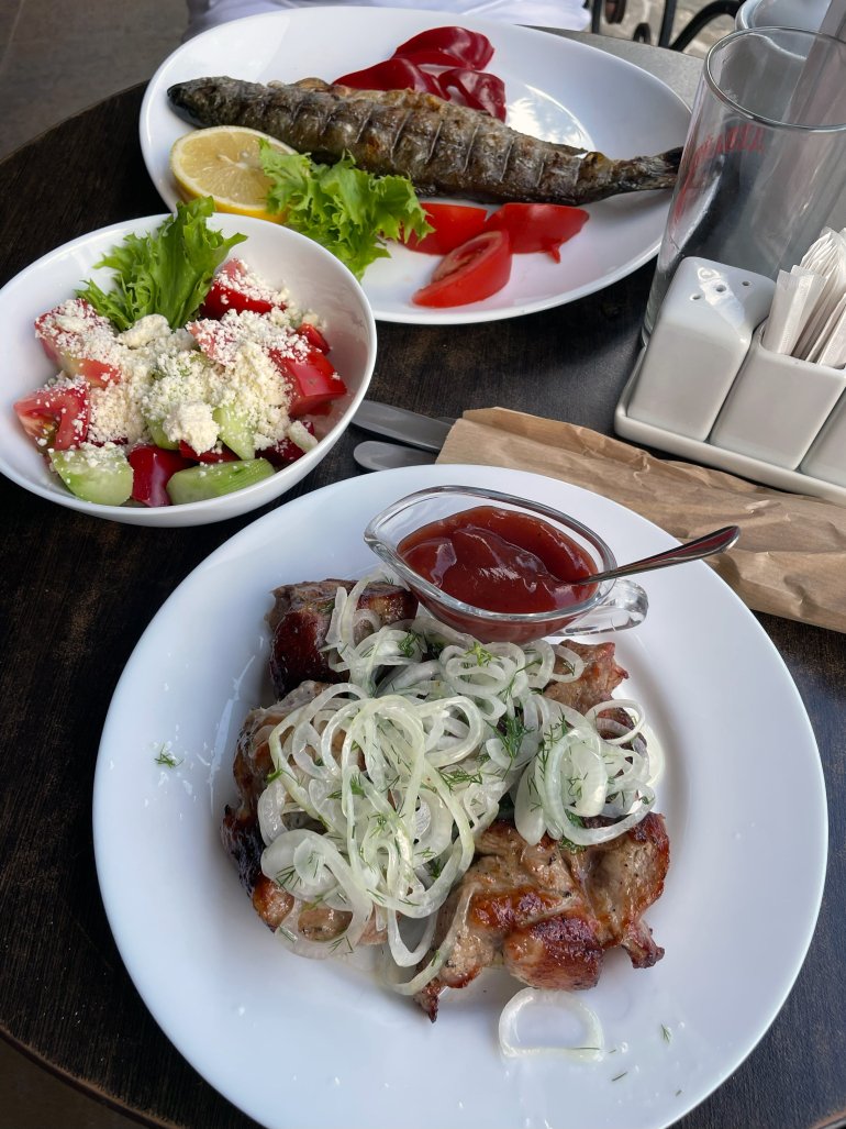 Шашлик і&nbsp;форель, приготовані на&nbsp;мангалі