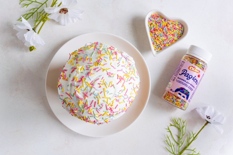 Паска, прикрашена посипкою «Радість»