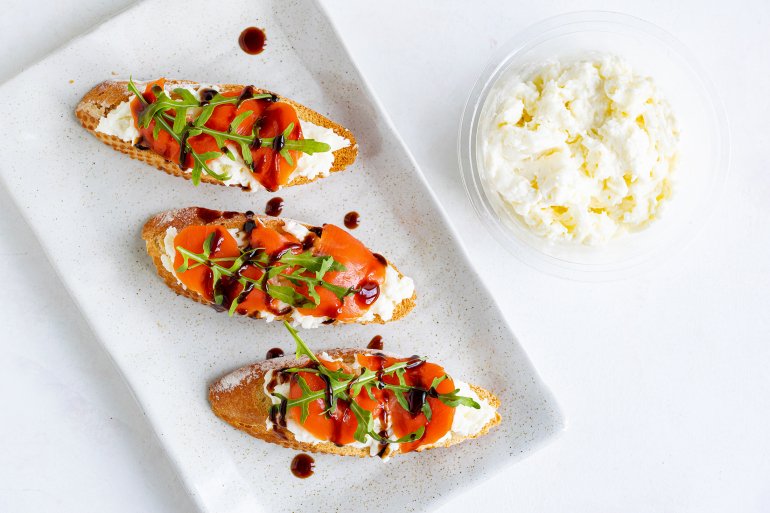Брускети зі&nbsp;страчателою і&nbsp;слабосоленим лососем