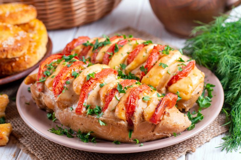 Куряче філе, запечене з&nbsp;томатами й&nbsp;сиром